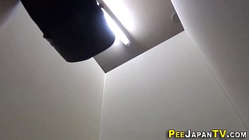 Asian pee splashes cam