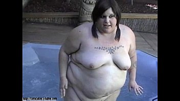 bare plumper in the pool
