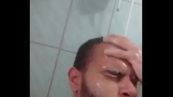 Maicon Kü_ster tomando banho pelado e sensualizando