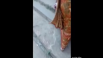 indian thick bum flash in aunty.