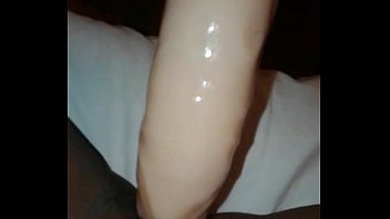 se masturba con su vibrador en su puss.