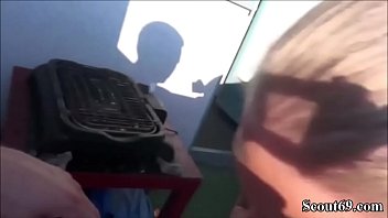 Zwei Typen ficken extrem geile Deutsche Teen Maus auf Balkon